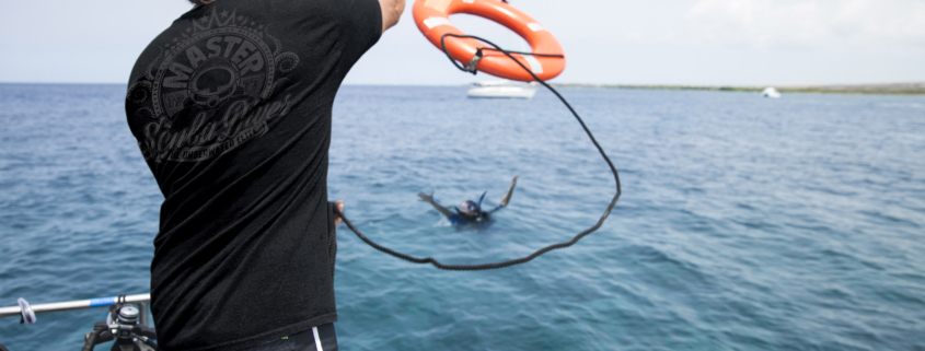 Wir lernen heir bei how2dive Utting am Ammersee das Werfen von Rettungsringen im Rescue Diver Kurs