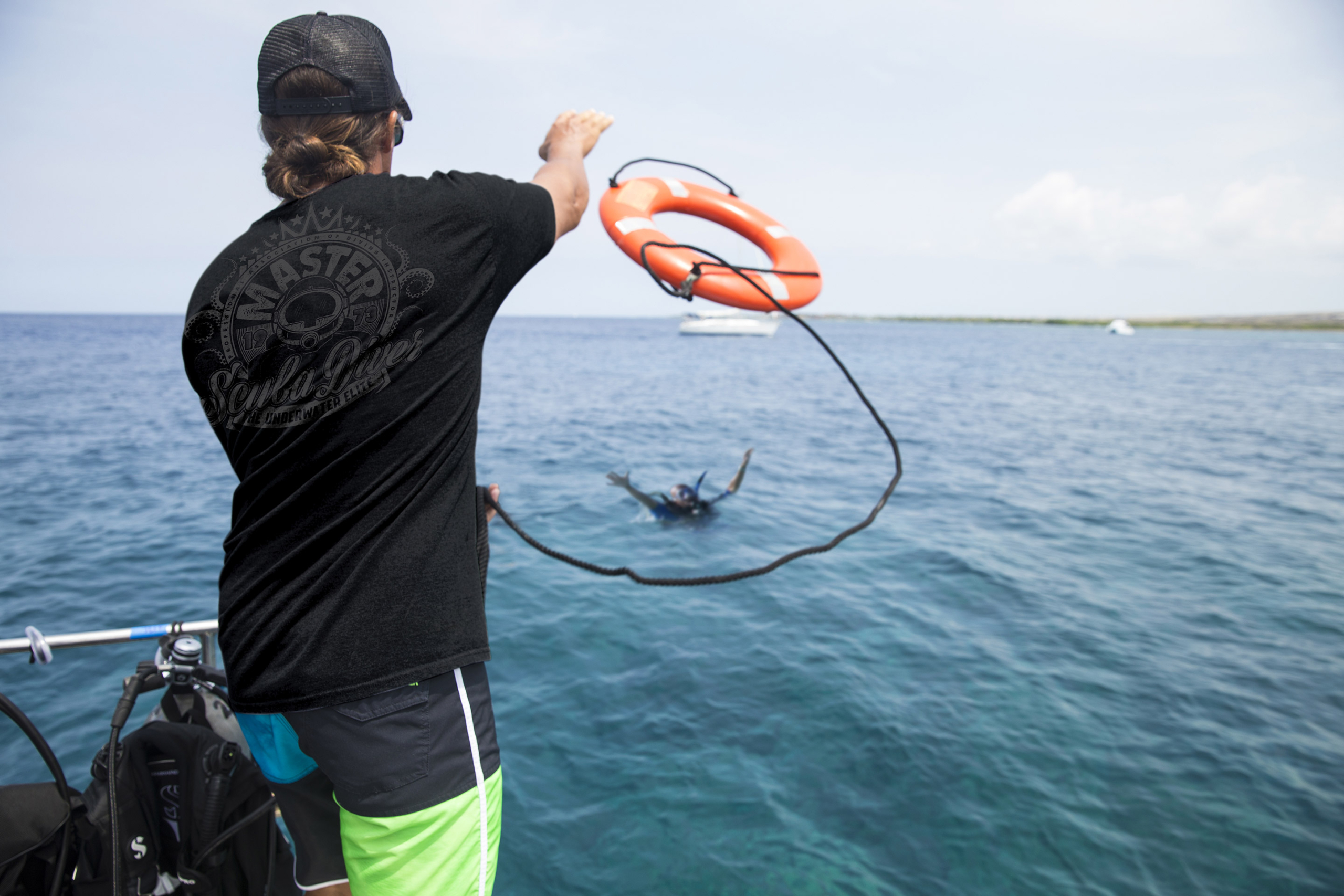 Wir lernen heir bei how2dive Utting am Ammersee das Werfen von Rettungsringen im Rescue Diver Kurs